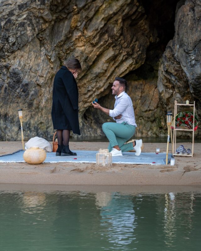 Homem a pedir em casamento numa praia. Fotógrafo de Casamentos em Sintra e Lisboa.