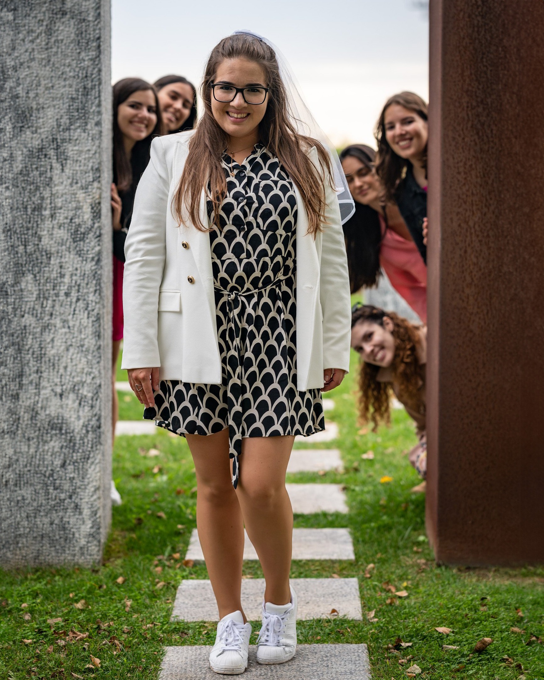 Noiva com amigas numa sessão fotográfica de despedida de solteira. Bachelorette Party Portugal.